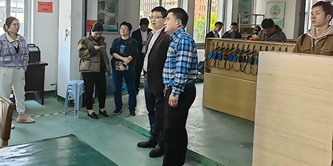 市經(jīng)信局副局長(zhǎng)楊雄文帶隊(duì)，蒼南縣經(jīng)信局趙局、壽局陪同來(lái)公司調(diào)研的圖片